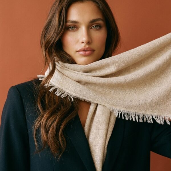 SCIARPA THAIS BEIGE LUREX (Contenuto AI)